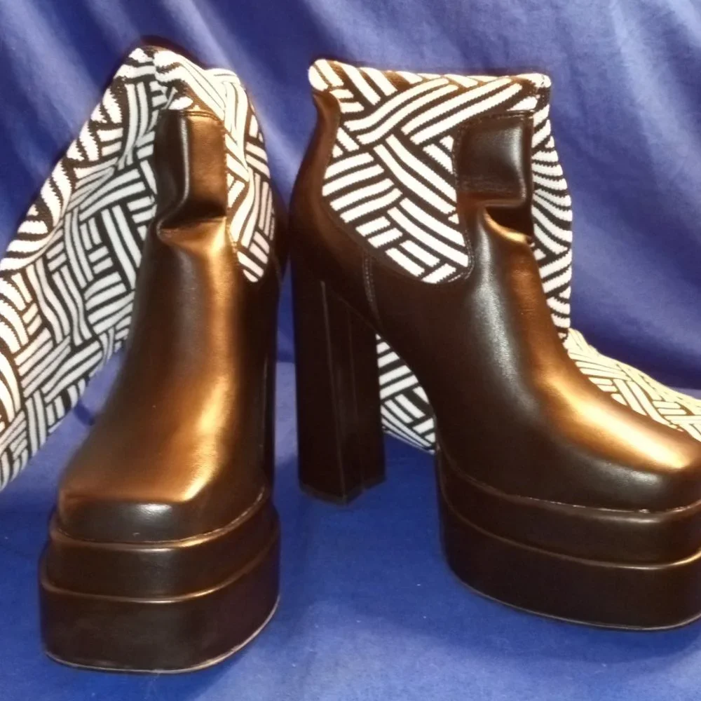 AZALEA WANG NOT YOUR AVERAGE TALK CHUNKY BOOT IN BLACK WHITE ( BRAND NEW !!!! )